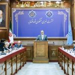 سخنگوی قوه قضائیه در نشست خبری: محکومیت ١٣٠ میلیارد دلاری آمریکا در دادگاههای ایران / جزئیات پرونده باند پولشویی در گلستان / تسویه بدهی ۲۵۰۰ میلیاردی یک بدهکار بانکی / خانواده نیکتا اسفندانی و پزشکی قانونی میگویند وی براثر مسمومیت فوت کرده است .